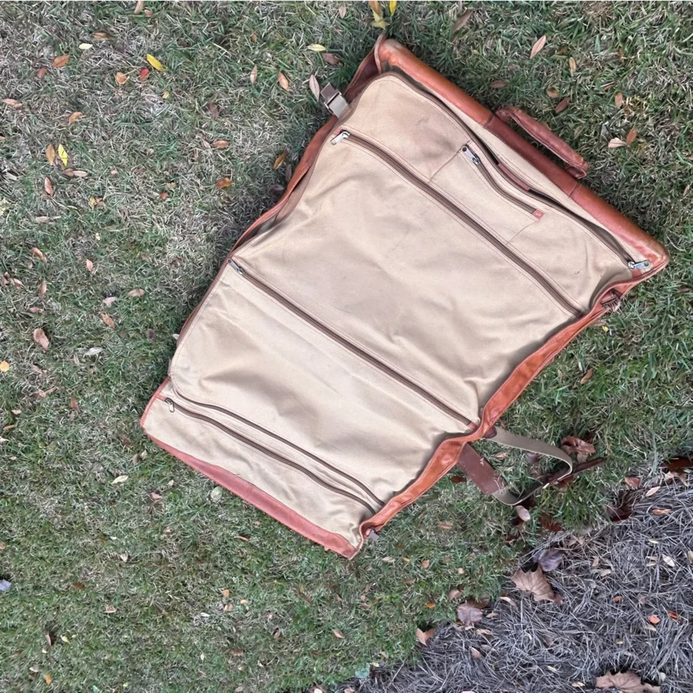 VINTAGE DAKOTA TUMI LEATHER BIOFOLD GARMENT BAG